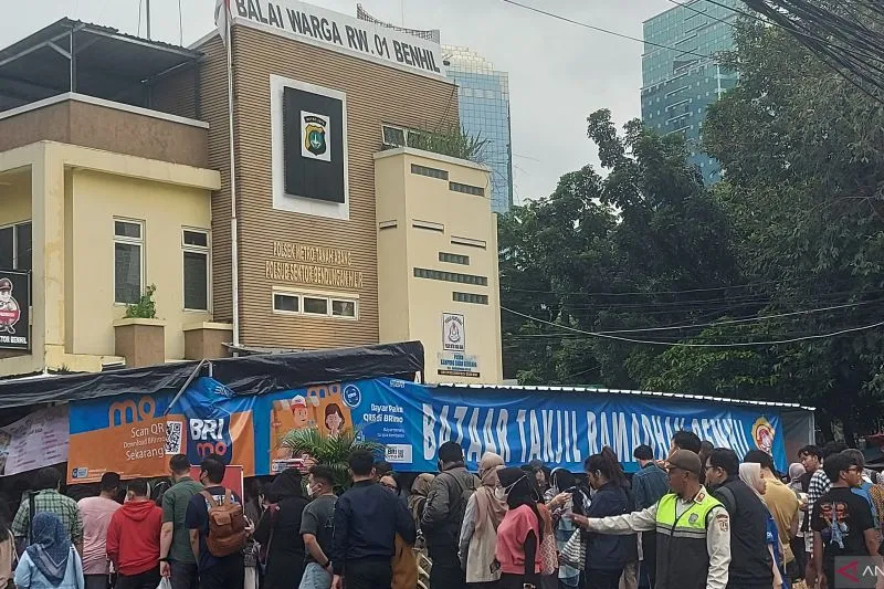 Suasana keramaian pengunjung di Bazaar Takjil Bendungan Hilir (Benhil), Tanah Abang