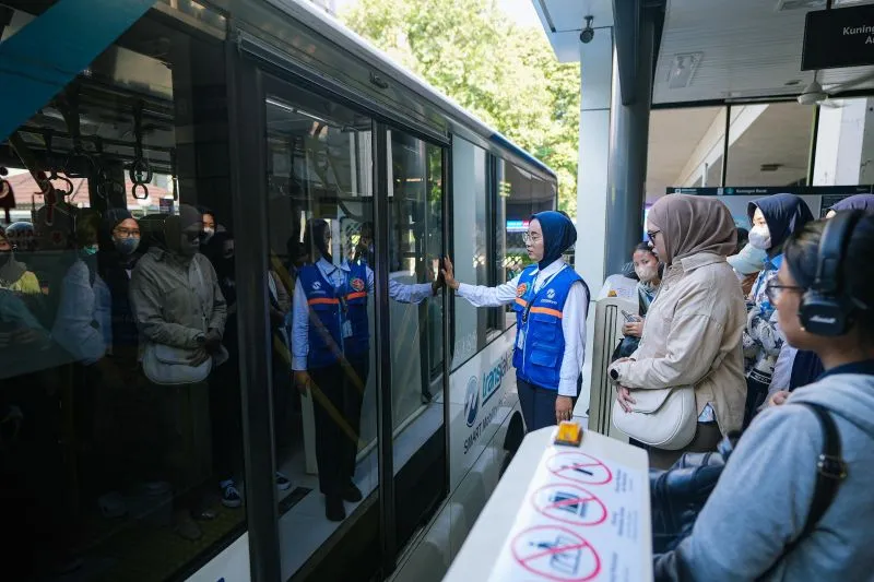 Penumpang bersiap menaiki armada bus Transjakarta
