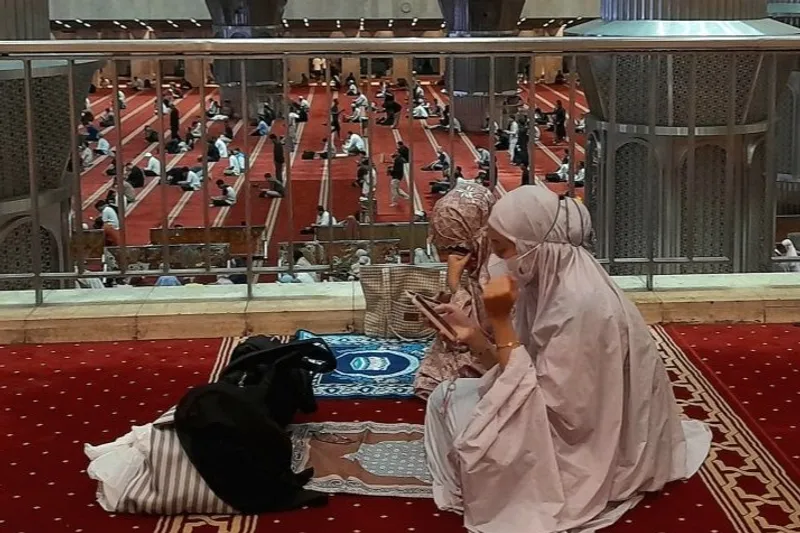 Jamaah sedang bersiap menjalankan shalat tarawih