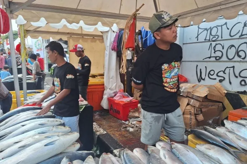 Pedagang ikan bandeng, Mang Japri menjual dagangannya di Festival Bandeng 