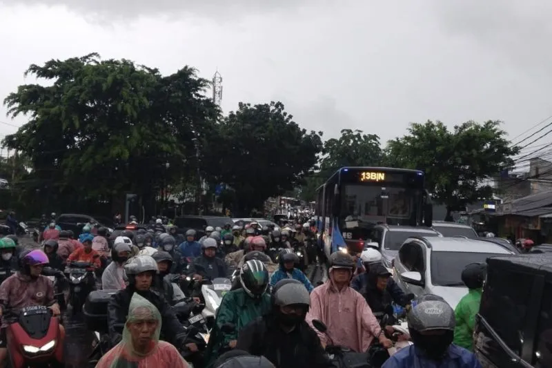 Bus Transjakarta rute 13B (Puri Beta-Pancoran) mengalami keterlambatan 