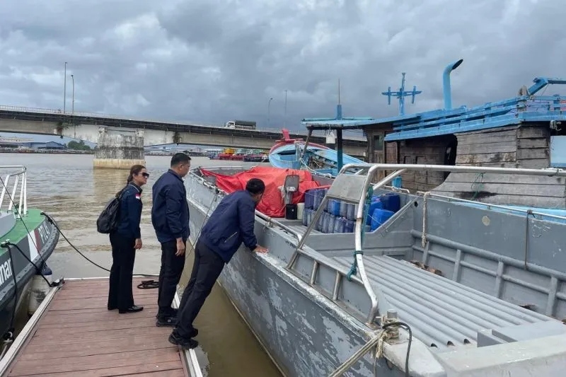 satu kapal yang disita karena diduga menjadi sarana pengangkutan pasir timah ilegal