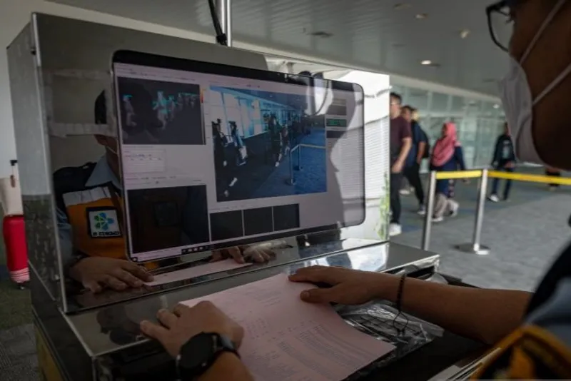 suhu tubuh penumpang asal Malaysia saat melalui alat pemindai 