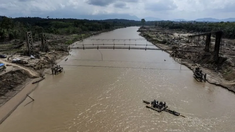 rakit untuk menyeberangi Sungai Arakundo di Dusun Ranto Panyang Rubek