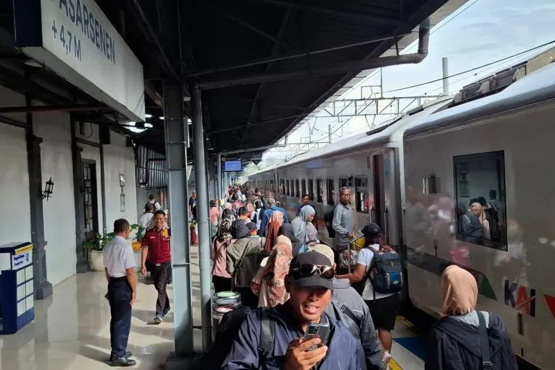 Situasi naik turun penumpang di Stasiun Pasar Senen