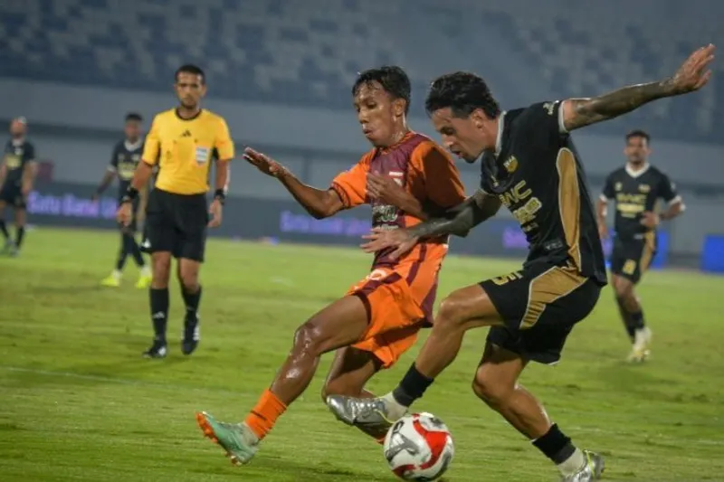 Pesepak bola Dewa United Banten FC Stefano Lilipaly (kanan) berebut bola dengan pesepak bola Borneo FC Samarinda M. Sihran H. Amarullah pada pertandingan BRI Super League 2025/2026 di Stadion Indomilk Arena, Kabupaten Tangerang, Banten, Minggu (22/2/2026). Dewa United Banten FC mengalahkan Borneo FC Samarinda dengan skor 2-1. ANTARA FOTO/Putra M. Akbar/foc.