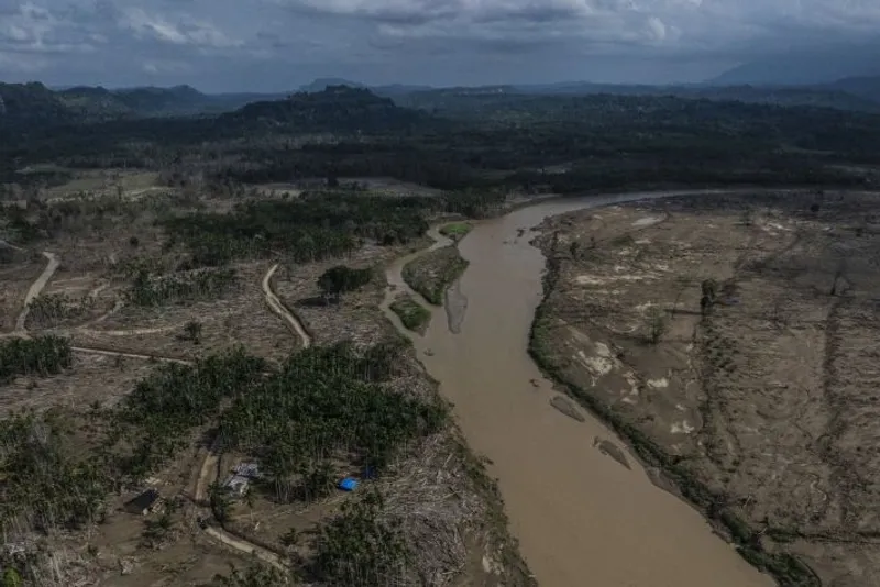 Foto udara rumah dan perkebunan warga yang terdampak bencana banjir bandang di Desa Sahraja, Pante Bidari, Aceh Timur, Aceh, Minggu (22/2/2026). Sebanyak 243 kepala keluarga (KK) di desa yang berbatasan langsung dengan Kabupaten Aceh Utara dan Kabupaten Bener Meriah itu kehilangan tempat tinggal, fasilitas umum, serta kebun akibat banjir bandang yang melanda dusun tersebut pada akhir November 2025. ANTARA FOTO/Aprillio Akbar/foc.