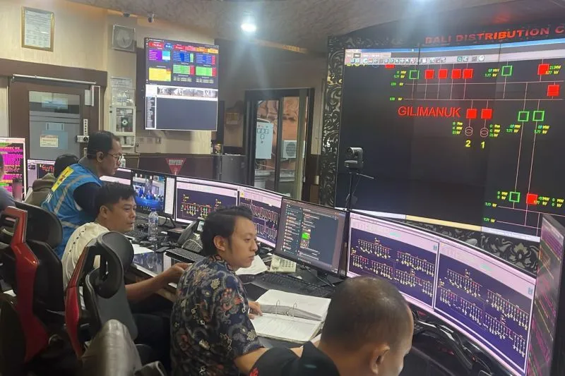 Petugas PLN melakukan pemantauan terhadap distribusi listrik wilayah Bali 