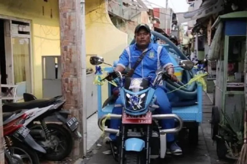 Petugas sedot tinja Disperkimtan Kota Tangerang