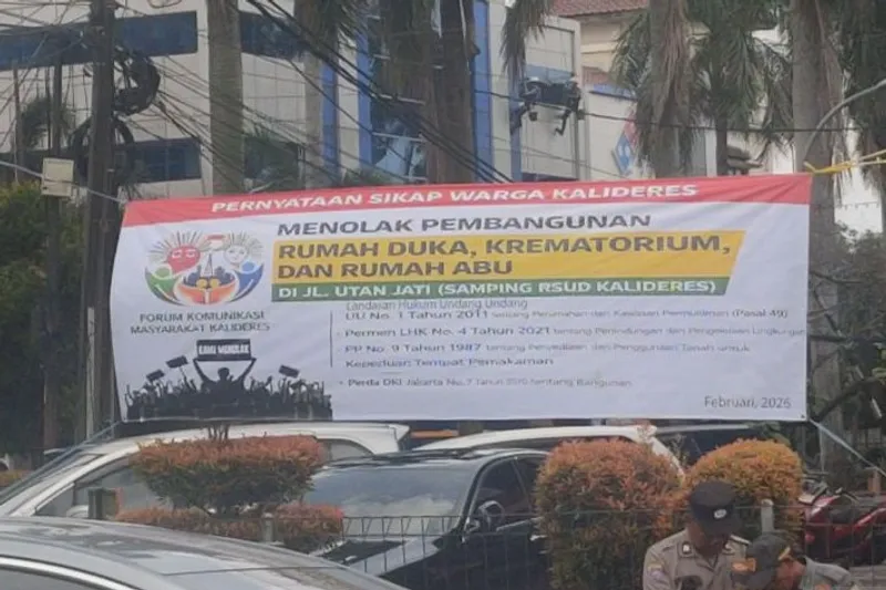 Spanduk penolakan warga terhadap proyek rumah duka dan krematorium