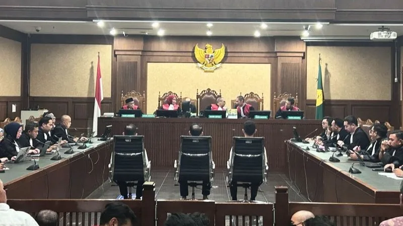 Tiga terdakwa kasus dugaan korupsi tata kelola minyak mentah 