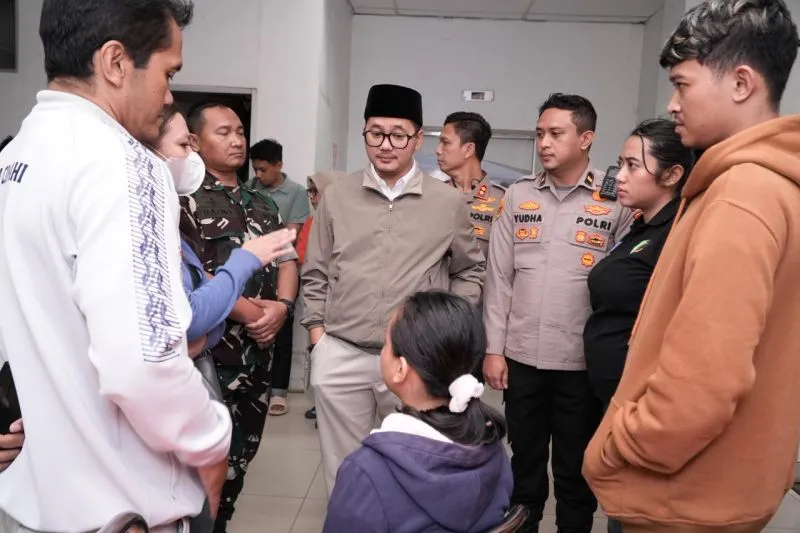 Wakil Wali Kota Cimahi Adhitia Yudisthira saat mengunjungi korban keracunan di Rumah Sakit Umum Daerah (RSUD) Cibabat, Cimahi, Jawa Barat. (ANTARA/HO-Pemkot Cimahi)