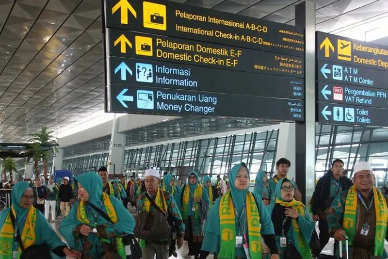 Sejumlah jamaah calon umroh berjalan di selasar terminal 3 bandara soetta