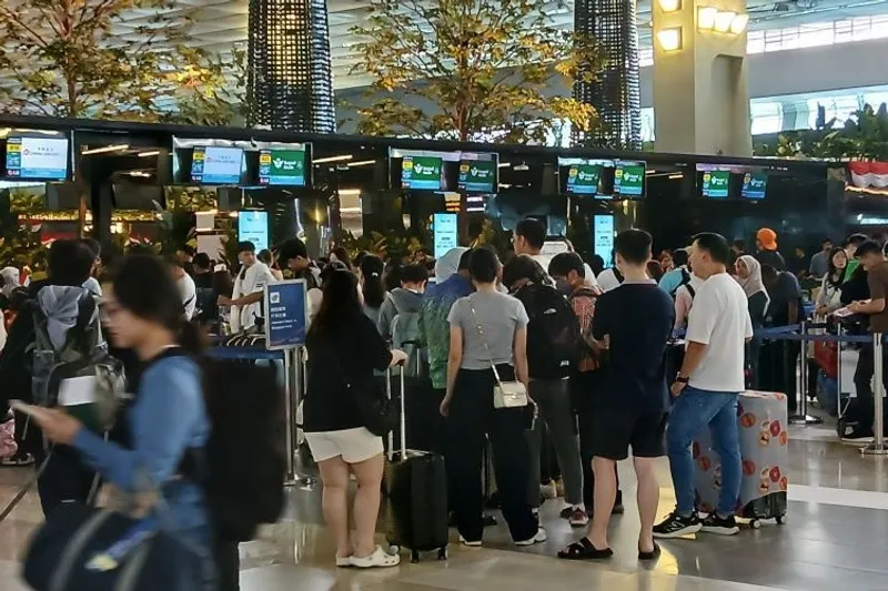 Sejumlah calon penumpang beraktivitas di area Terminal 3 Bandara 