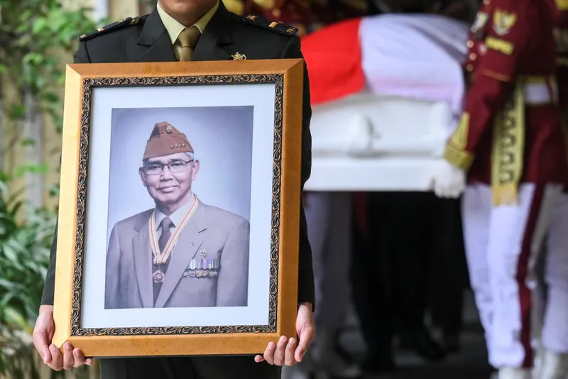 antarafoto-wapres-ke-6-try-sutrisno-wafat-1772429756-1