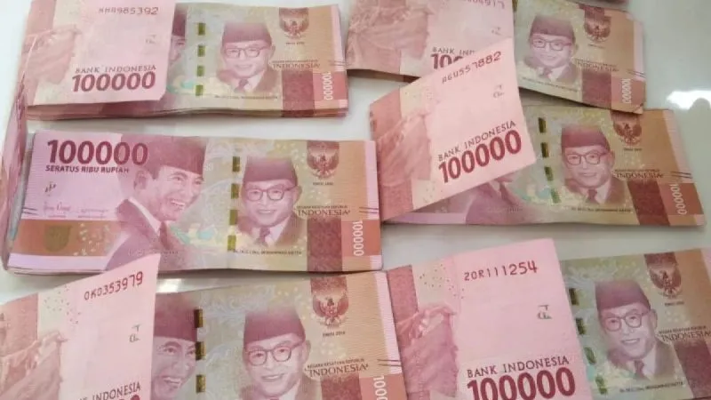 Uang pecahan Rp100.000 yang kerap dipalsukan.