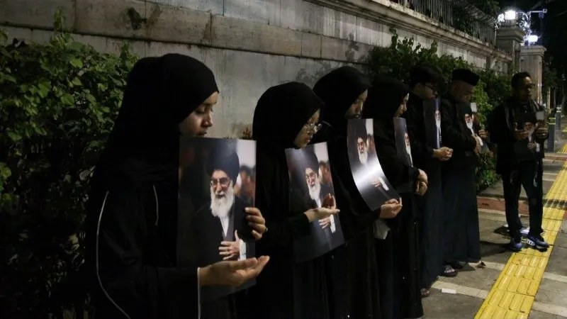 aksi solidaritas untuk Iran di depan Kedutaan Besar Iran