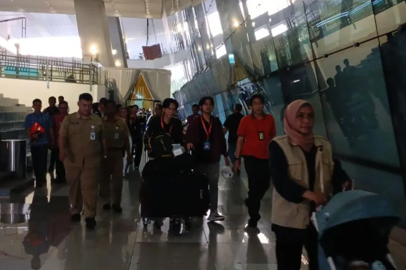 -Sejumlah WNI tiba di Bandara Internasional Soekarno-Hatta 