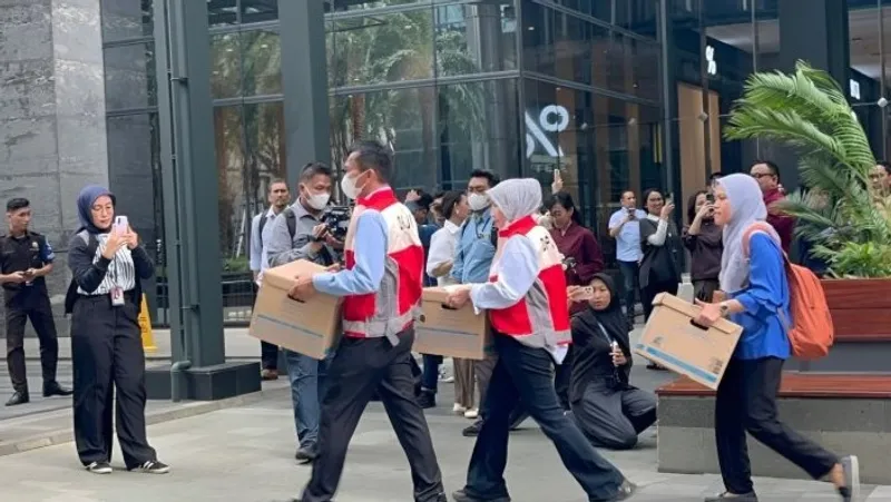 Penyidik Otoritas Jasa Keuangan (OJK) membawa barang bukti 