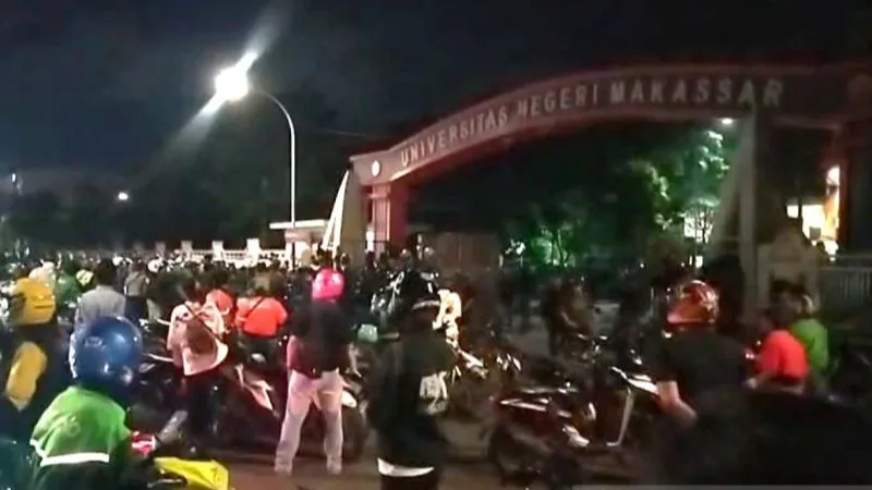 ratusan ojol berkumpul dan memadati depan Kampus Universitas Negeri Makassar (UNM) 
