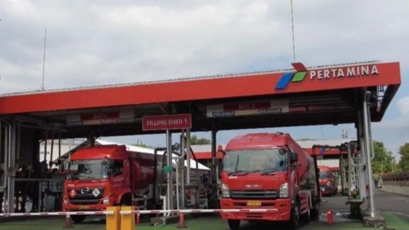 Mobil tangki BBM bersiap mendistribusikan BBM 