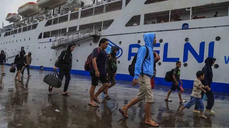 penumpang menaiki KM Nggapulu di Pelabuhan Ahmad Yani Ternate