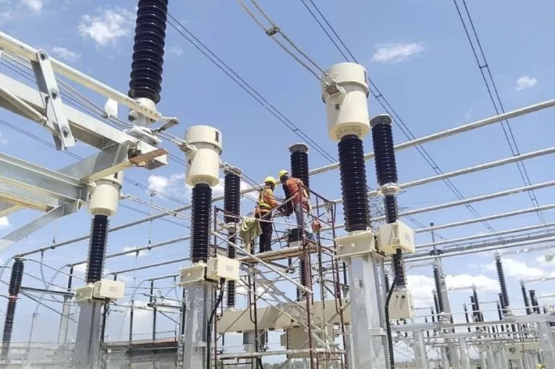 Petugas PLN NPC ketika melakukan pengecekan akhir 