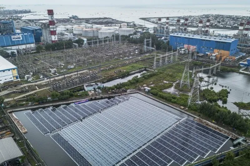 Foto udara suasana Pembangkit Listrik Tenaga Surya (PLTS) terapung 