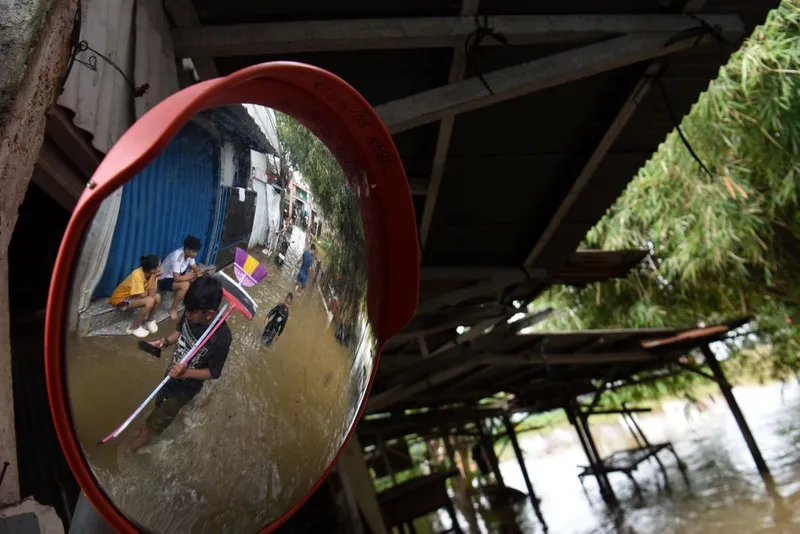 antarafoto-banjir-di-permukiman-padat-penduduk-kedoya-1772979300-1