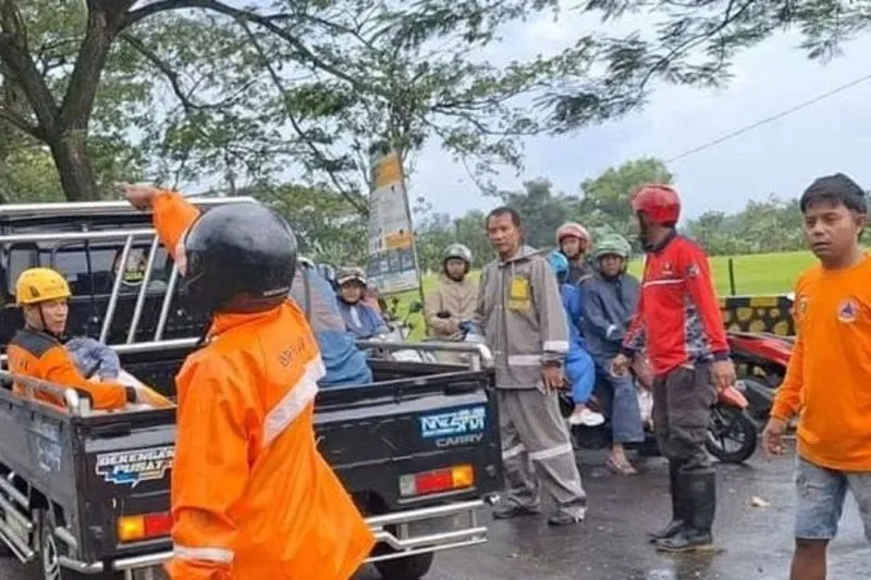 mengevakuasi korban tertimpa pohon tumbang di Jalan Raya Magetan