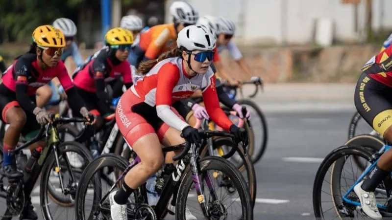 Pembalap sepeda Indonesia Ayustina Delia Priatna