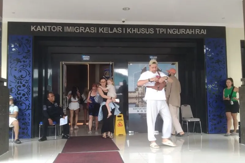 Sejumlah warga negara asing mendatangi Kantor Imigrasi Ngurah Rai 