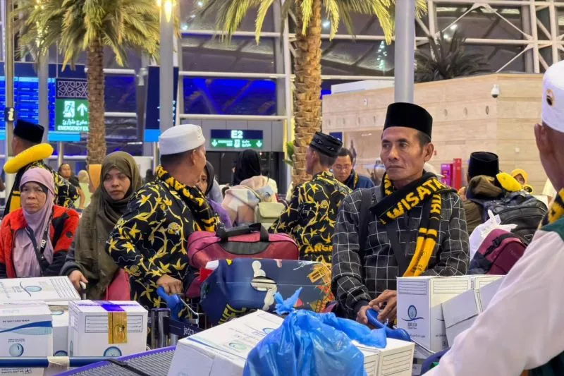 Jamaah umrah asal Indonesia menunggu di bandara di Arab Saudi 