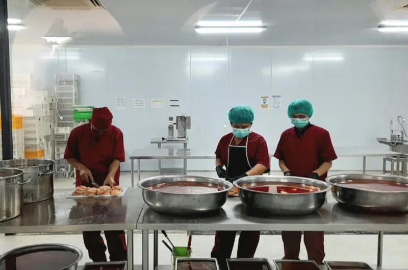 Para petugas SPPG Cipanas Sindangjaya 5, Cianjur,