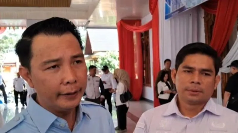 Bupati Rejang Lebong Muhammad Fikri (kiri) didampingi Wabup Hendri Praja 