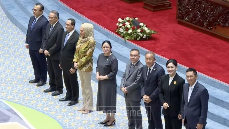 Pimpinan DPR RI berfoto bersama dengan lima anggota dewan komisioner Otoritas Jasa Keuangan (OJK) 