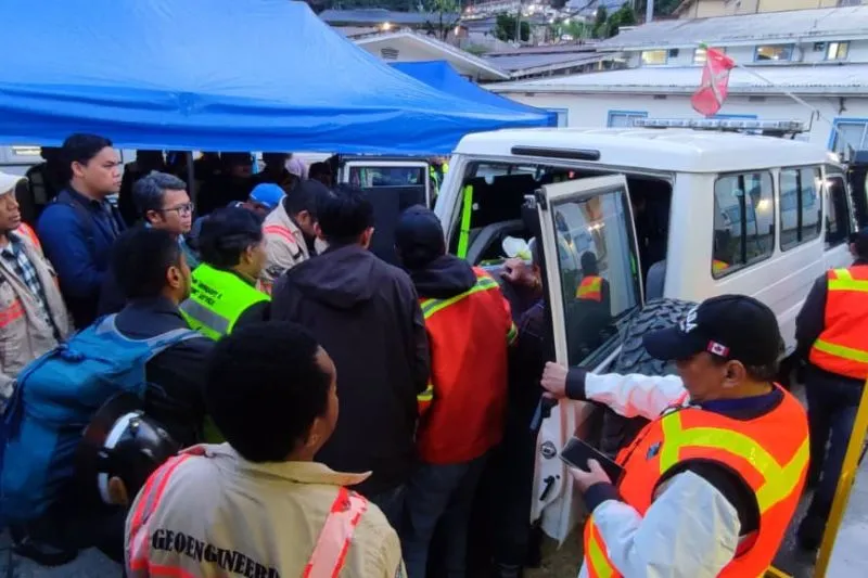 peti jenazah almarhum Simson Mulia ke dalam mobil 