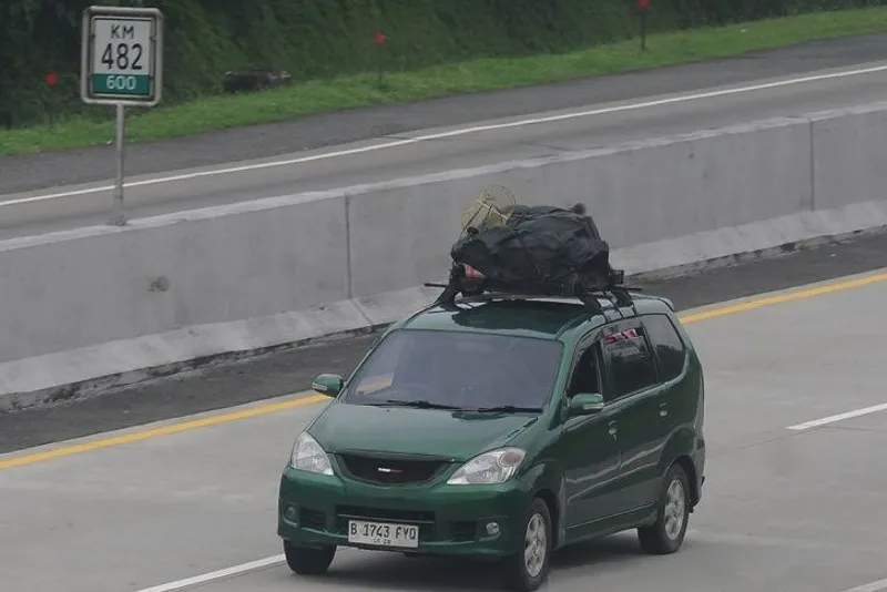 Kendaaan pemudik melintas di Jalan Tol Semarang-Solo