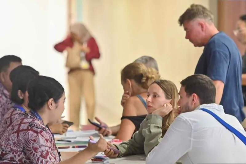  penumpang pesawat di area Terminal Internasional Bandara Internasional I Gusti Ngurah Rai