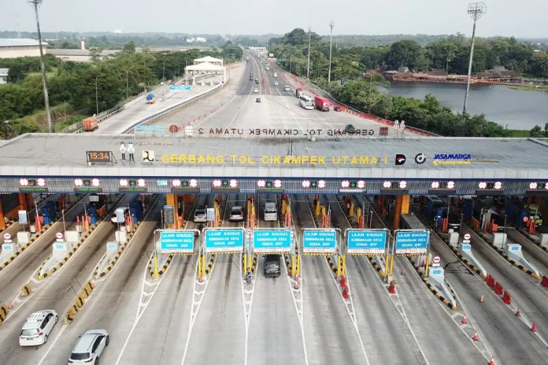 Suasana arus lalu lintas di Gerbang Tol Cikampek Utama