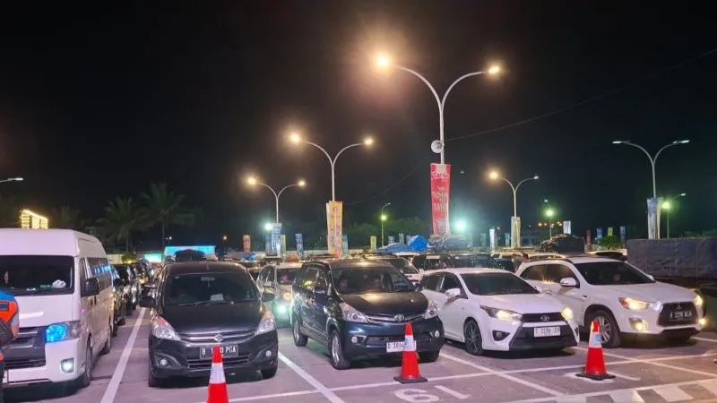 kendaraan pemudik mengantre untuk masuk ke kapal di Pelabuhan Merak
