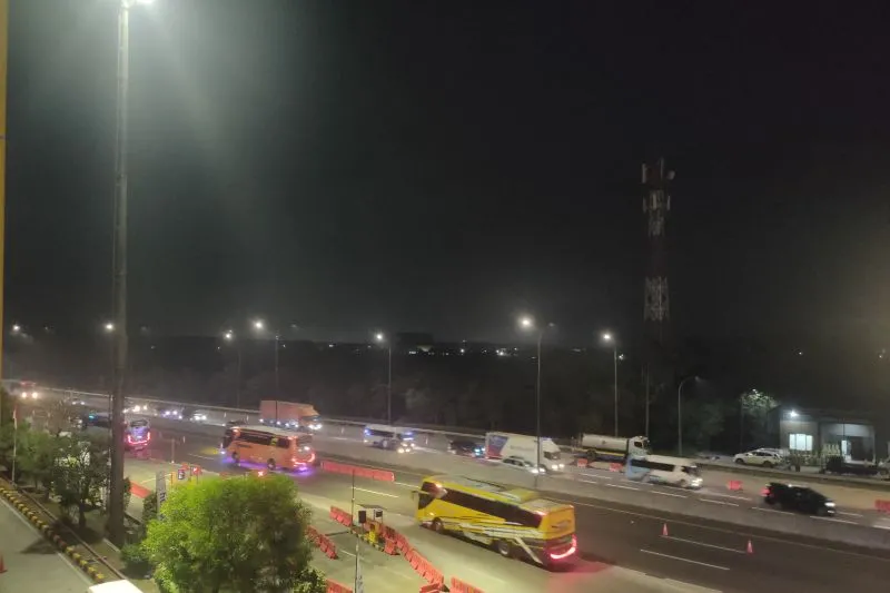 Kondisi arus kendaraan menuju Gerbang Tol Cikampek Utama 