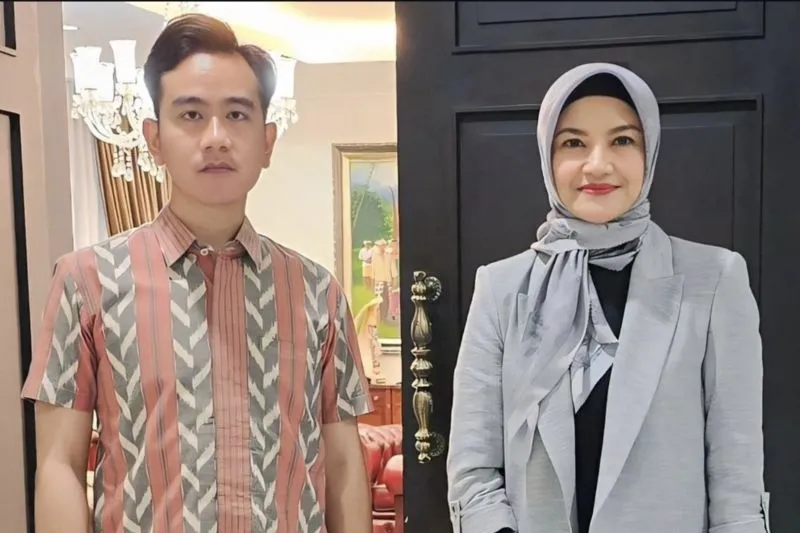 Presenter televisi Tina Nataliza berpose dengan Wakil Presiden Gibran