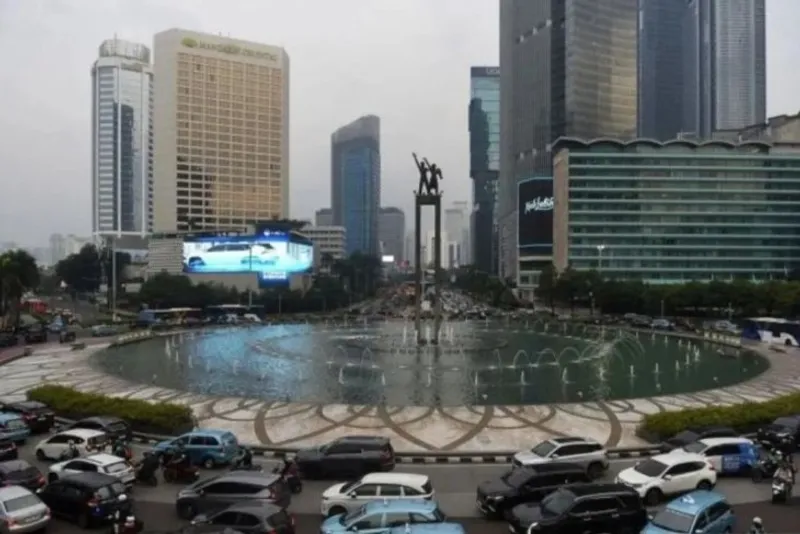 Sejumlah kendaraan melintas di kawasan Bundaran HI, Jakarta