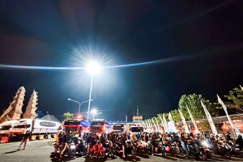 Antrean kendaraan pemudik roda dua dan roda empat di Pelabuhan Gilimanuk