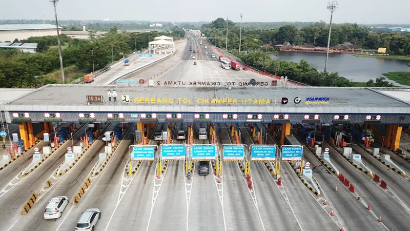 Kondisi lalu-lintas di Gerbang Tol Cikampek 