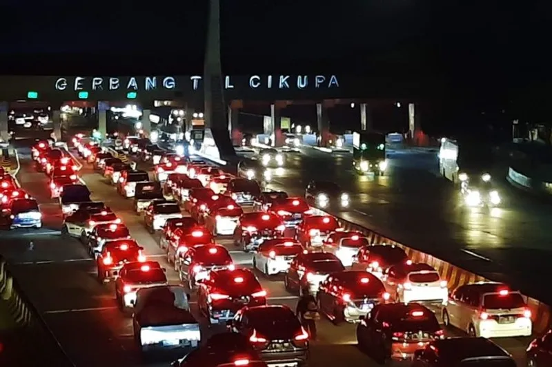 Sejumlah kendaraan roda empat mengantre di Gerbang Tol (GT) Cikupa Tangerang-Merak 