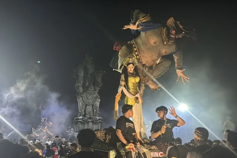 Ratusan ogoh-ogoh seka teruna di Denpasar ramaikan Catur Muka 
