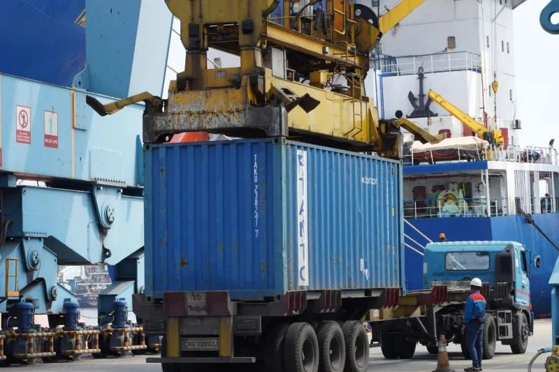 Suasana bongkar muat barang di salah satu pelabuhan