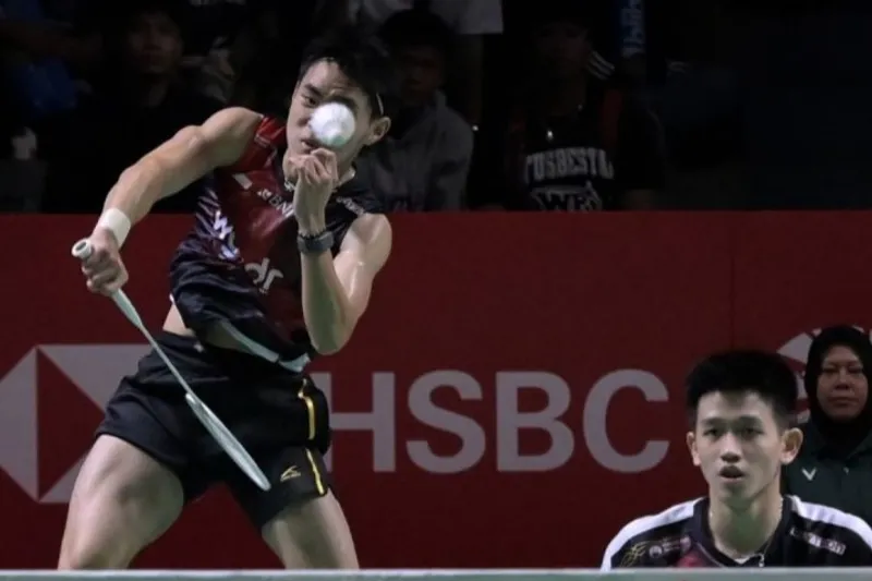 Pebulu tangkis ganda putra Indonesia Raymond Indra (kanan) dan Nikolaus Joaquin